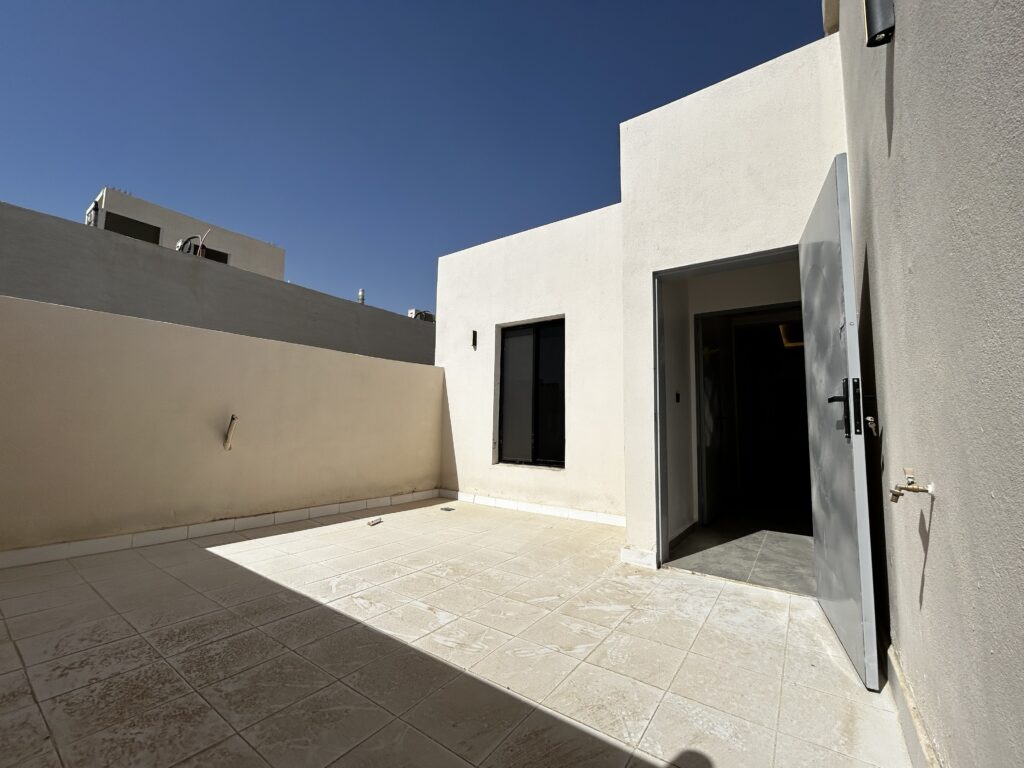 للبيع دور علوي مع ملحق الشفاء حي بدر — الرياض