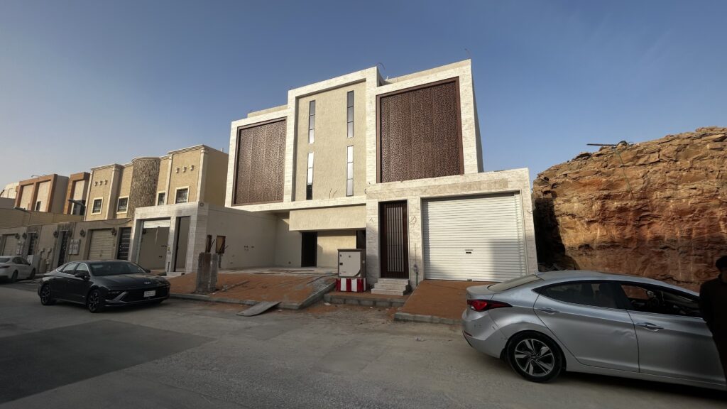للبيع دور ارضي بصك مستقل+دور علوي بصك مستقل+شقة في السطح بصك مستقل حي الحزم قريب طريق ديراب — الرياض