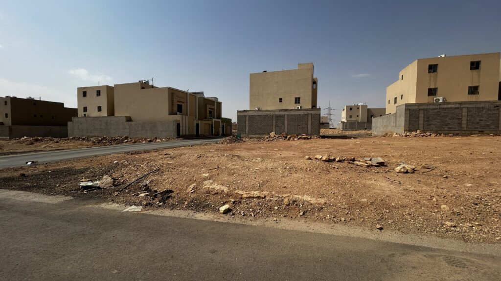 ارض سكني تجاري للبيع حي الحزم على شارعين — الرياض