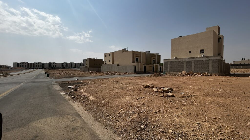ارض سكني تجاري للبيع حي الحزم على شارعين — الرياض