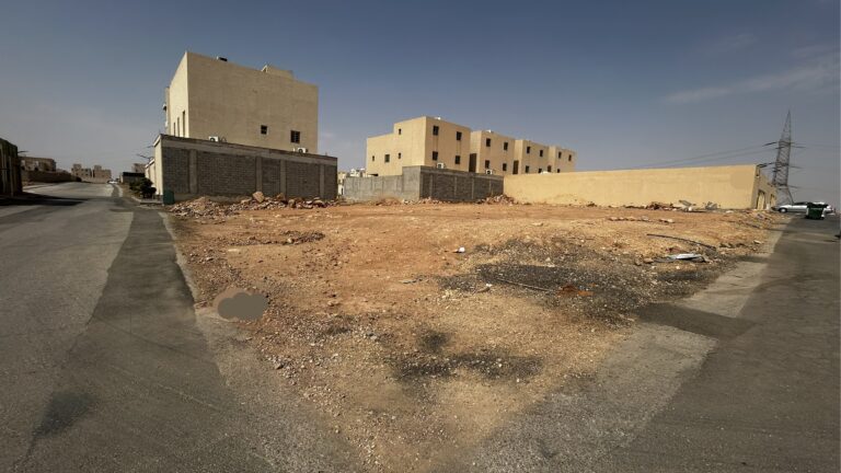 أرض سكني تجاري للبيع حي الحزم على شارعين
